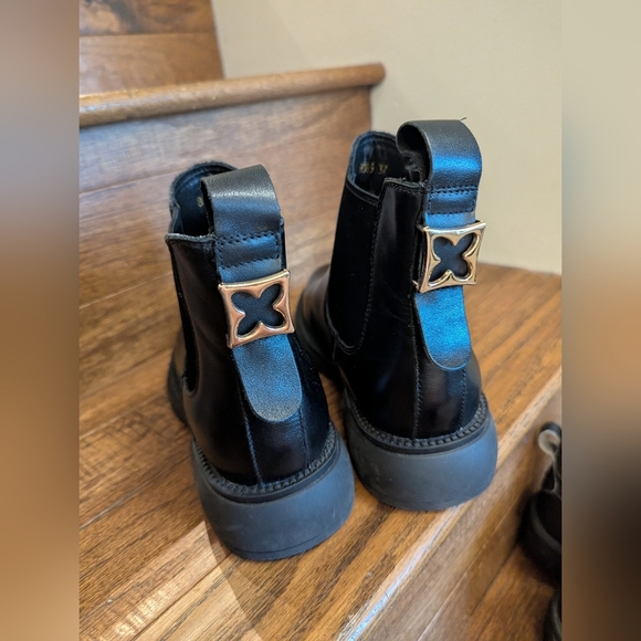 Black Spade Chelsea Boots With Gold Hardware Sz 6.5 /235 Vegan Leather - Picture 14 of 14